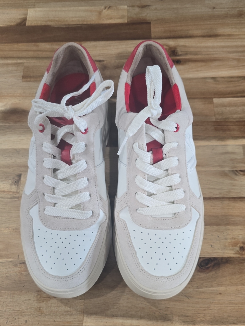 Vionic Women's 9.5 White Athletic Shoes - Picture 2 of 6